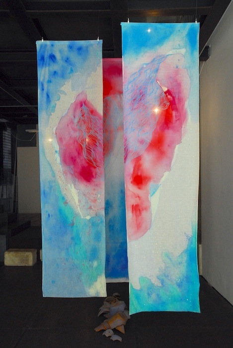 4.Noel Gazzano (2015) La Donna del Vento (dett.2). Installazione. Tecnica mista su tela e terracotta. Dimensioni variabili